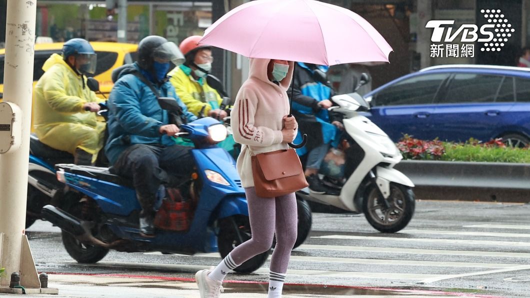 連假雨不停，外出記得帶傘。（示意圖／TVBS） 