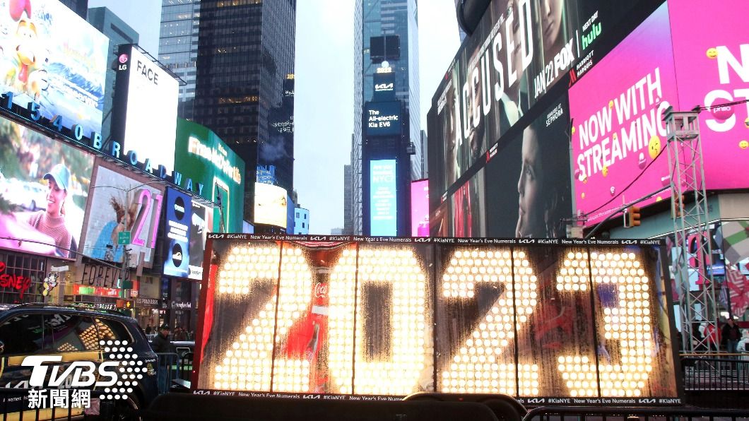 紐約時代廣場擺出2023字樣，準備好迎接新年到來。（圖／達志影像美聯社）