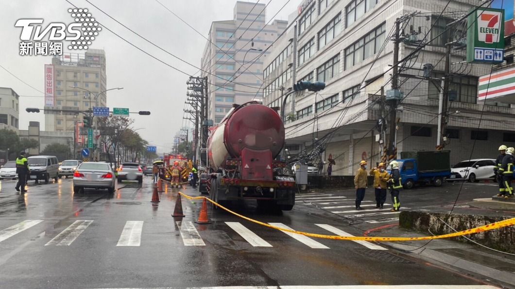 快訊／駕駛疑恍神 曳引車撞斷電線桿台電搶修中│TVBS新聞網