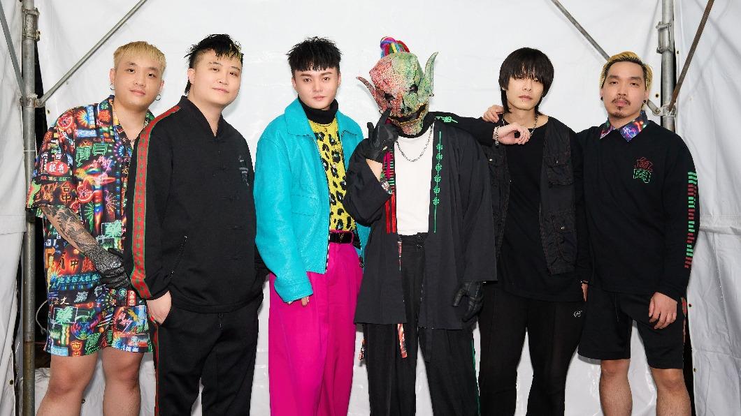 許富凱（左三）和重金屬樂團「血肉果汁機」攜手打造台北跨年演出，碰撞出相當精彩的火花。（圖／凱聲影藝提供）
