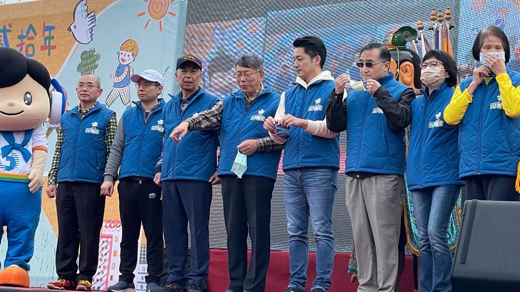 民眾黨主席柯文哲與台北市長蔣萬安同台參加健走活動。（圖／民眾黨提供）
