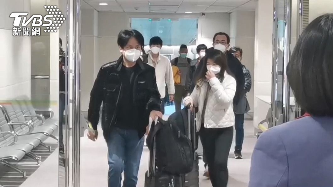 中國直航入境我國航班旅客須配合於機場唾液PCR檢驗。（圖／TVBS）