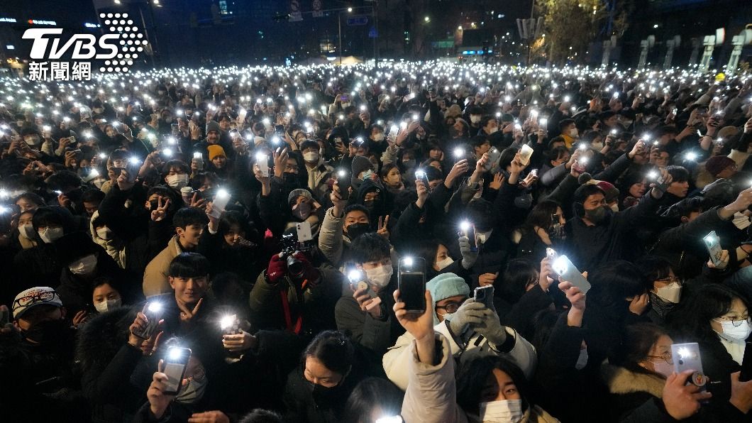 韓國跨年夜湧現大量人潮。（圖／達志影像美聯社）