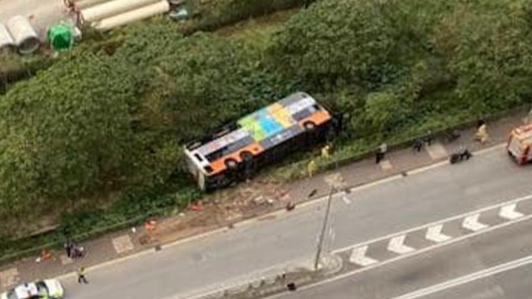 將軍澳對開元旦發生公車意外。（圖／翻攝自西貢區議員張美雄臉書）