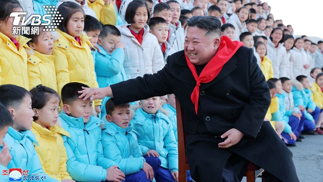 金正恩新年接見朝鮮少年團。（圖／達志影像路透社）