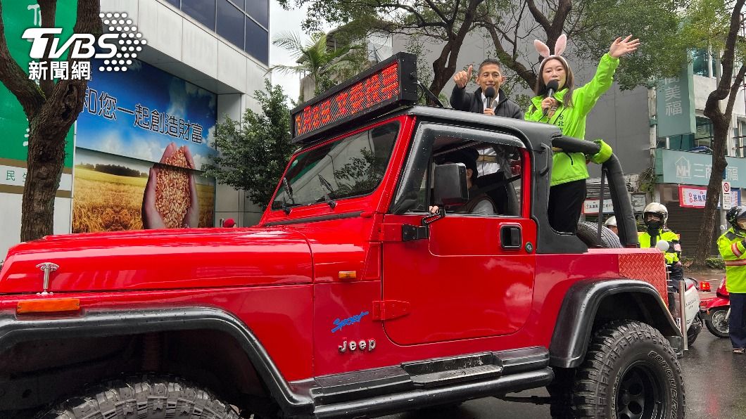 台北市立委補選候選人吳怡農今天啟動車隊掃街拜票，沿途與路過民眾熱情揮手爭取支持。（圖／方炳超攝）