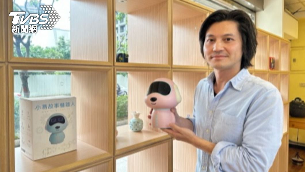 科技新創公司易晨智能執行長許永昌與旗下第一款產品兒童故事機。（圖／中央社）
