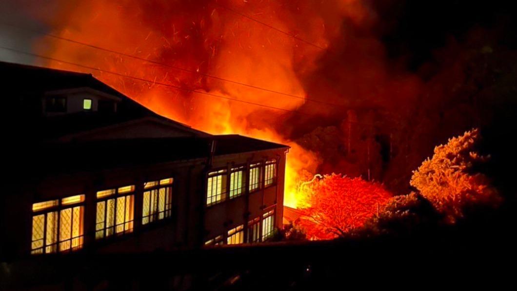 1日晚間，日本靜岡的溫泉旅館「天城莊」發生大火，火勢經10才終於被撲滅。（圖／翻攝自@shutabi_0328推特）