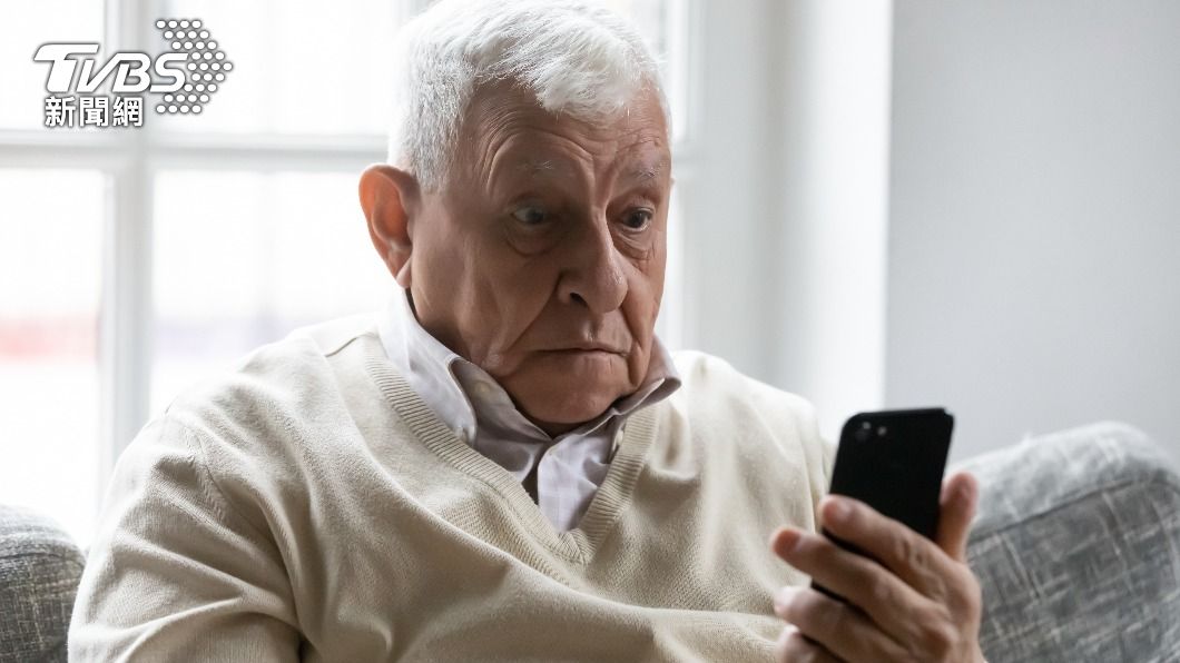 操作智慧型手機對於不少年長輩來說是一大難題。（示意圖／shutterstock達志影像）
