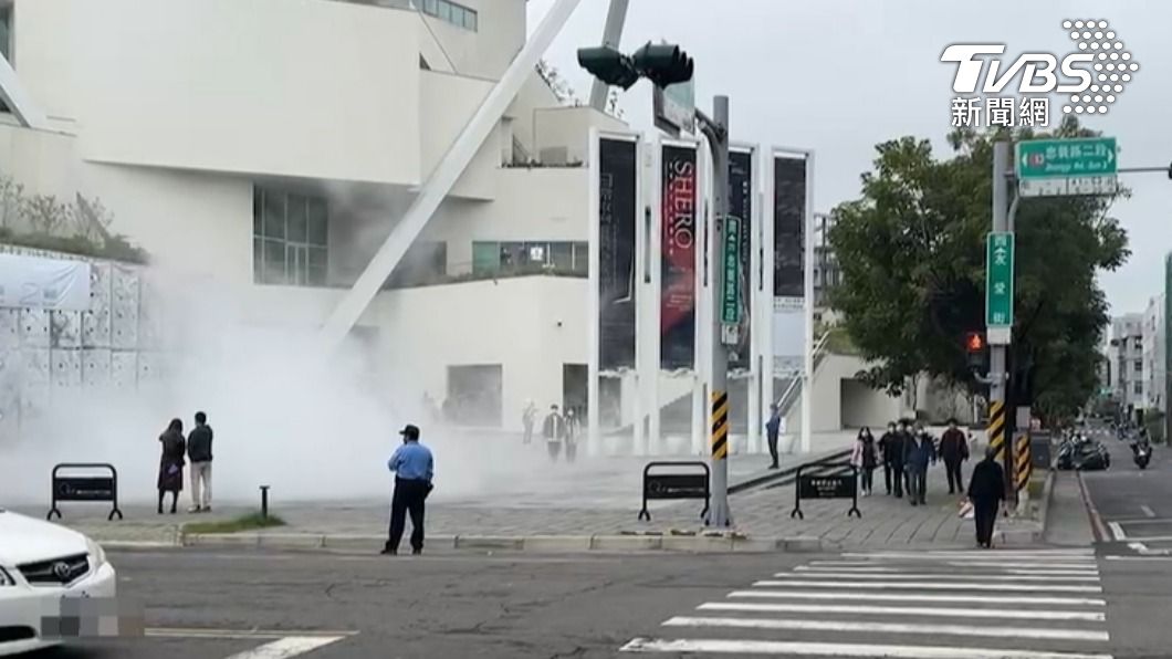 南美館藝術狂冒煙，館方：被誤報火災。（圖／TVBS）