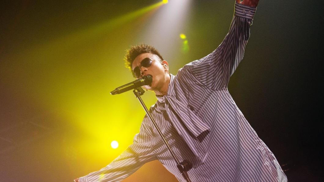 香港歌手黃耀明睽違4年多再度到台灣開唱，帶來多首經典歌曲。（圖／Legacy提供）