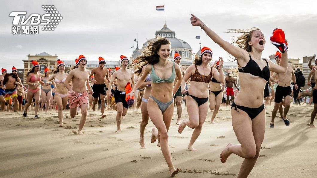 荷蘭人不畏寒冷冬天，趁著元旦跳入海中慶祝新年。（圖／歐新社）
