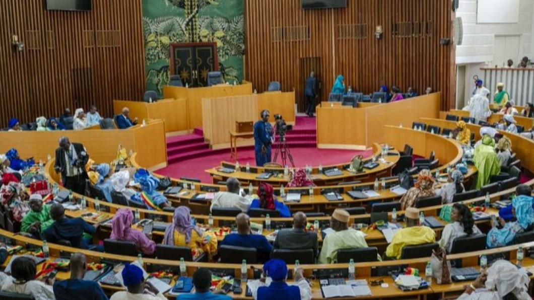 塞內加爾議會去年12月初審預算時爆發嚴重肢體衝突。（圖／翻攝自@MereAfrique推特）