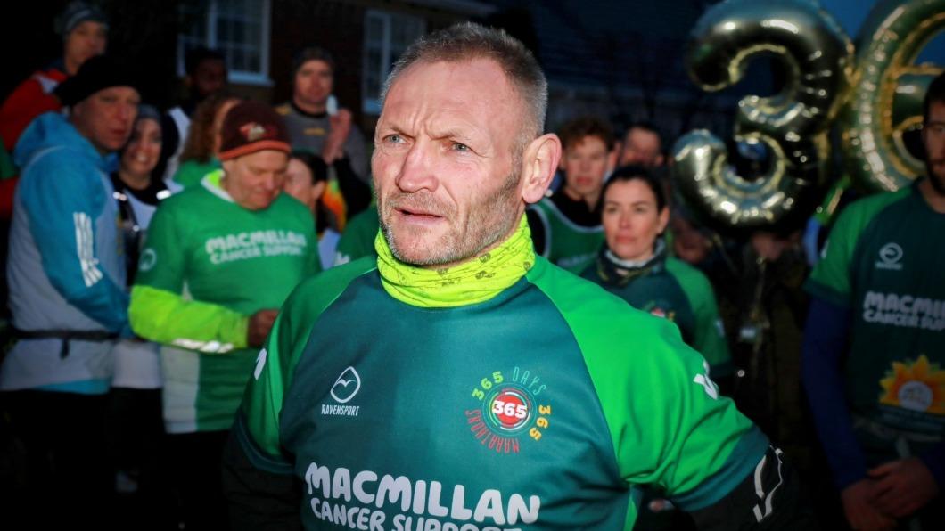 53歲英國男子麥基，完成全年365天馬拉松挑戰，替醫療中心募得百萬英鎊。（圖／翻攝自Macmillan Cancer粉專）