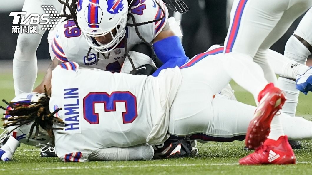 國家美式足球聯盟（NFL）水牛成比爾隊（Buffalo Bills）24歲安全衛哈姆林（Damar Hamlin）在一次衝撞後倒地，送醫後狀況很不樂觀。（圖／達志影像美聯社）