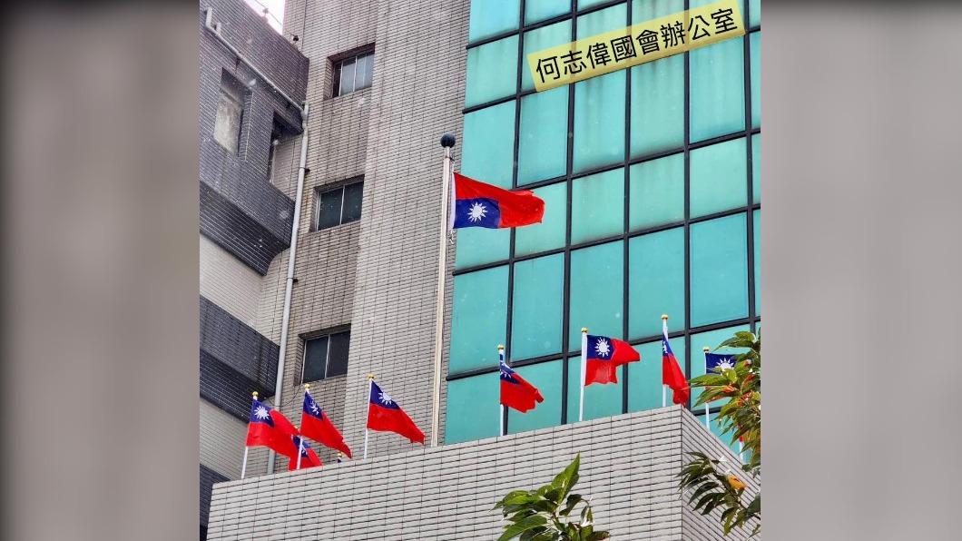 何志偉今日接獲投訴，台北市北投區公所發生國旗倒掛的重大失誤。（圖/何志偉辦公室提供）