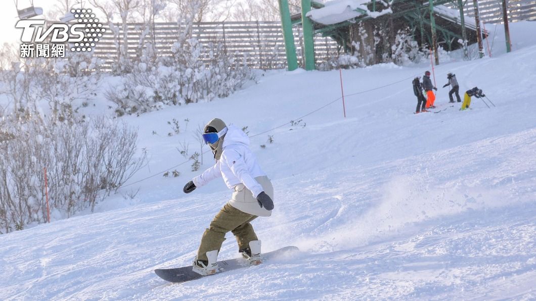 滑雪季節到來，日本北海道的滑雪勝地二世古卻面臨人手嚴重不足。（圖／達志影像美聯社）