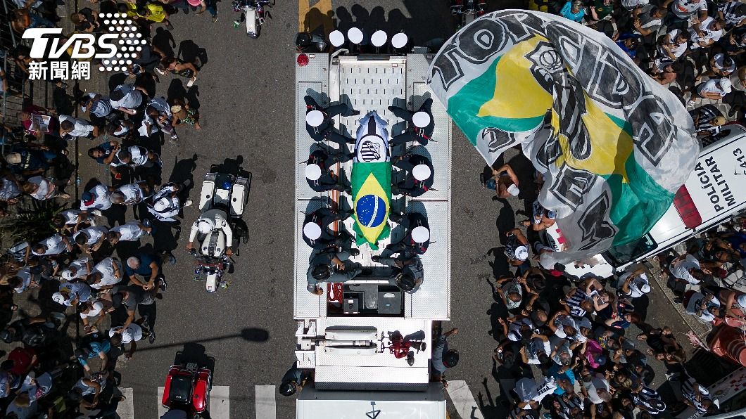 巴西球王比利的棺木於桑托斯市區繞行，街道兩旁擠滿球迷為他送別。（圖／達志影像美聯社）