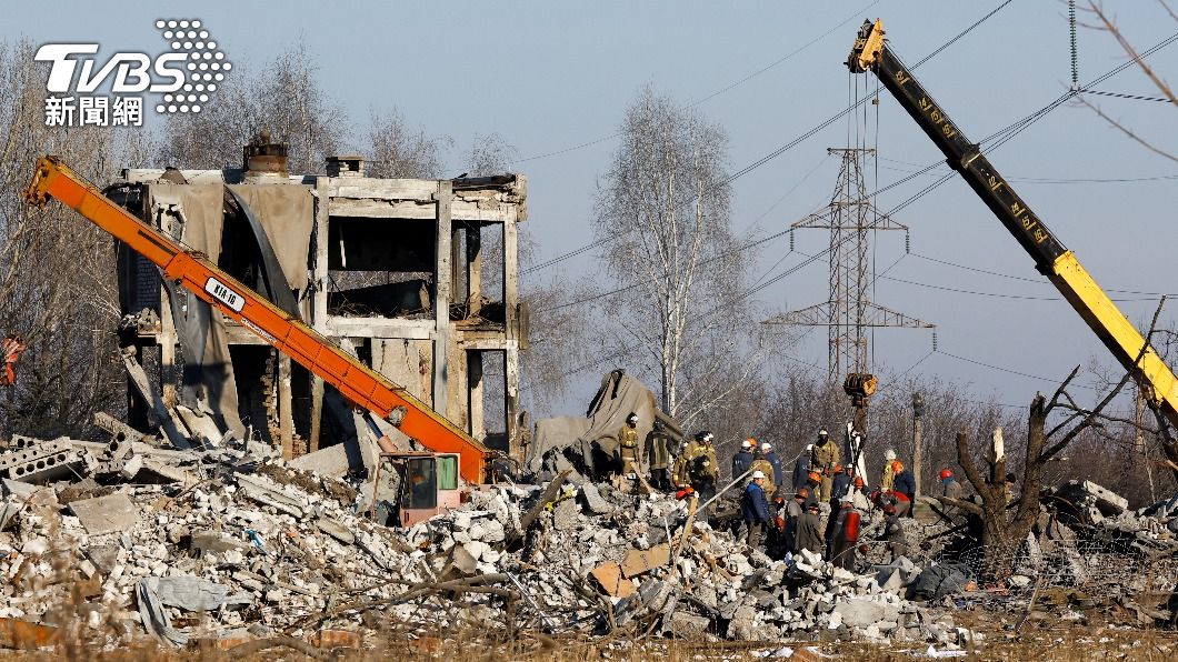 俄羅斯在烏克蘭東部頓內茨克州（Donetsk）馬克耶夫卡市（Makiivka）控制的一處臨時軍營，跨年夜遭烏軍空襲釀89死。（圖／達志影像路透社）