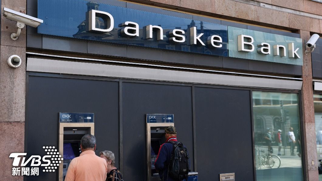 丹麥民眾在銀行外利用ATM領取現鈔。（圖／達志影像路透社）