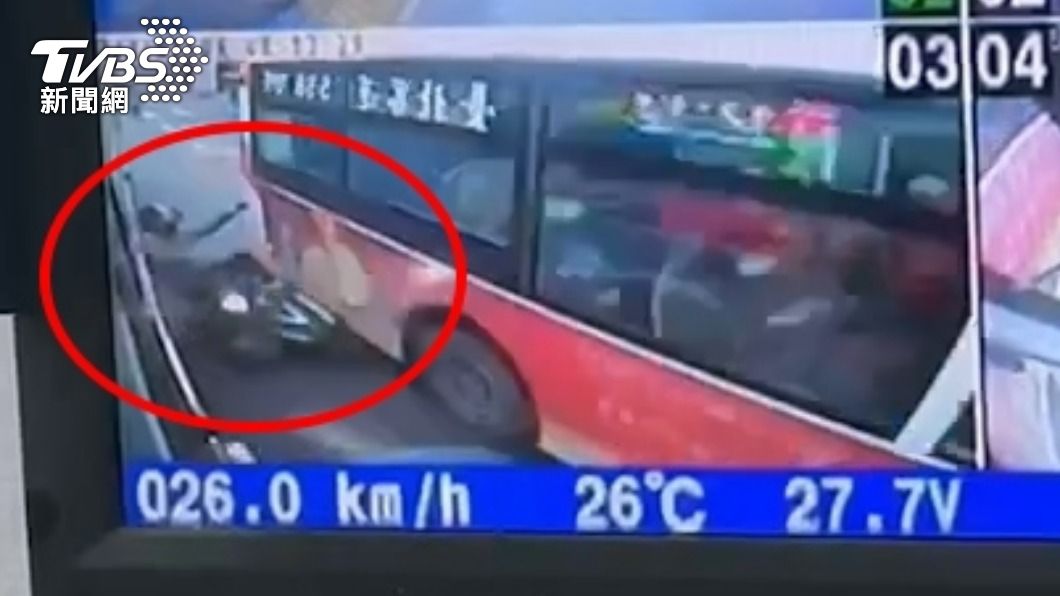 婦人夾在2公車中間。（圖／TVBS）