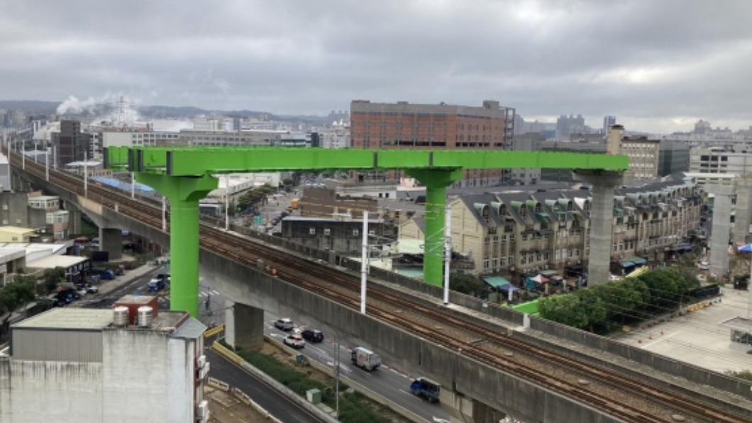 桃捷完成全台首座捷運高架跨高鐵軌道吊裝。（圖／桃園市捷運工程局提供）