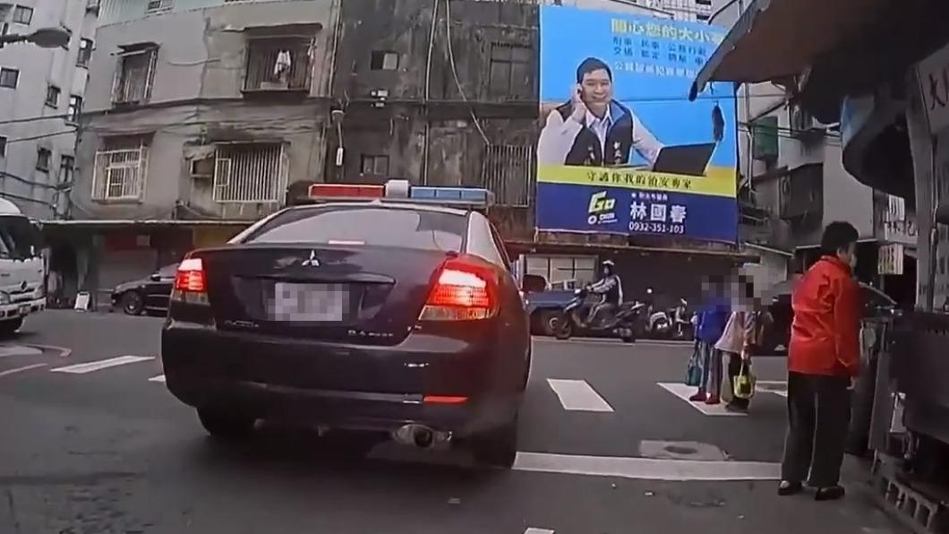 警車通過斑馬線未禮讓孩童。（圖／YouTube WoWtchout - 地圖型行車影像分享平台）
