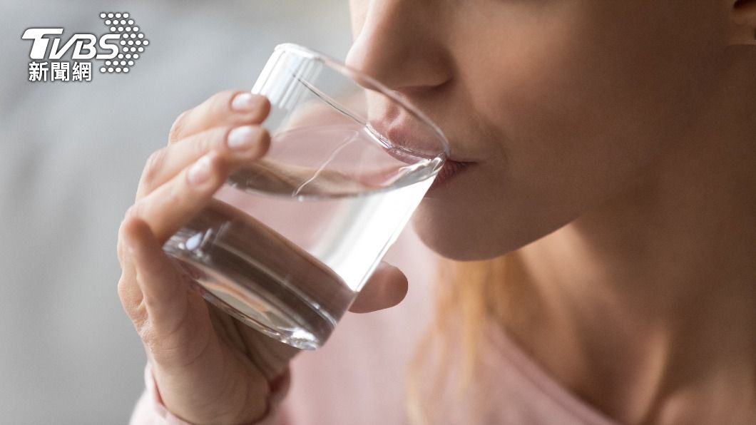 美國國立衛生院（National Institutes of Health）的30年研究指出，補充適量水分能降低罹患慢性病、老化風險。（示意圖／shutterstock 達志影像）