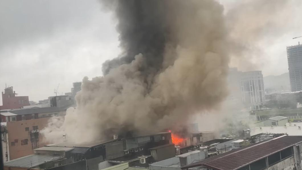 內湖新民街廠房悶燒火警。（圖／翻攝自臉書）
