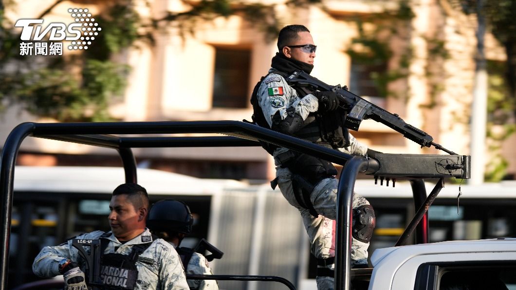墨西哥幫派份子掀亂，大批安全部隊荷槍實彈維安。（圖／達志影像美聯社）