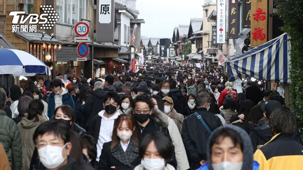 新年連假期間，外出的日本民眾激增。日本三重縣的伊勢神宮附近擠滿了人。（圖／達志影像美聯社）
