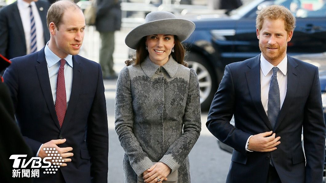 傳英國凱特王妃（中）和哈利王子（右）依然有在連絡。（圖／達志影像美聯社）