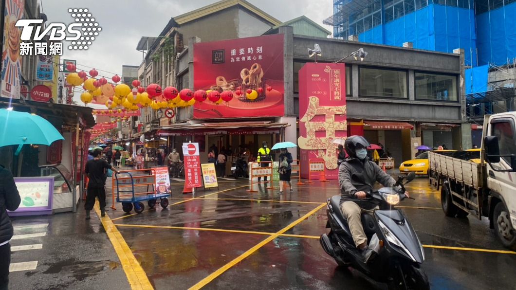 位於北市迪化街的年貨大街今日開跑。（圖／TVBS）