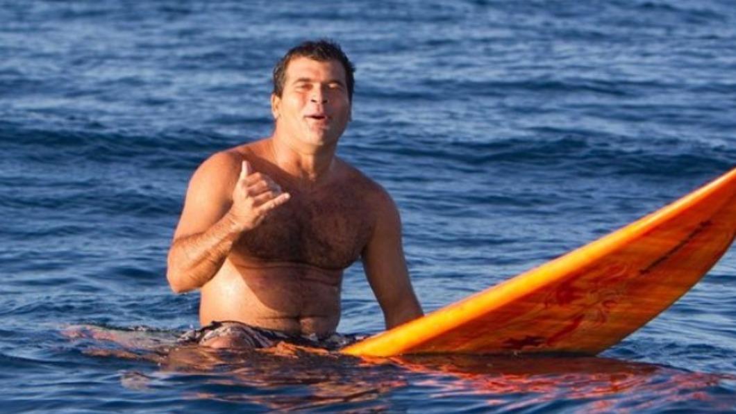 47歲的巴西傳奇衝浪高手「瘋狗」弗萊雷（Marcio Freire），今（6） 日在葡萄牙著名衝浪聖地納扎雷（Nazaré）溺斃。（圖／翻攝自 IG@fred_pompermayer）