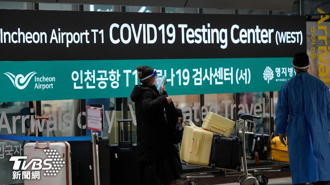 一名中國大陸婦女進入南韓仁川機場的新冠肺炎檢測中心。（圖／達志影像美聯社）