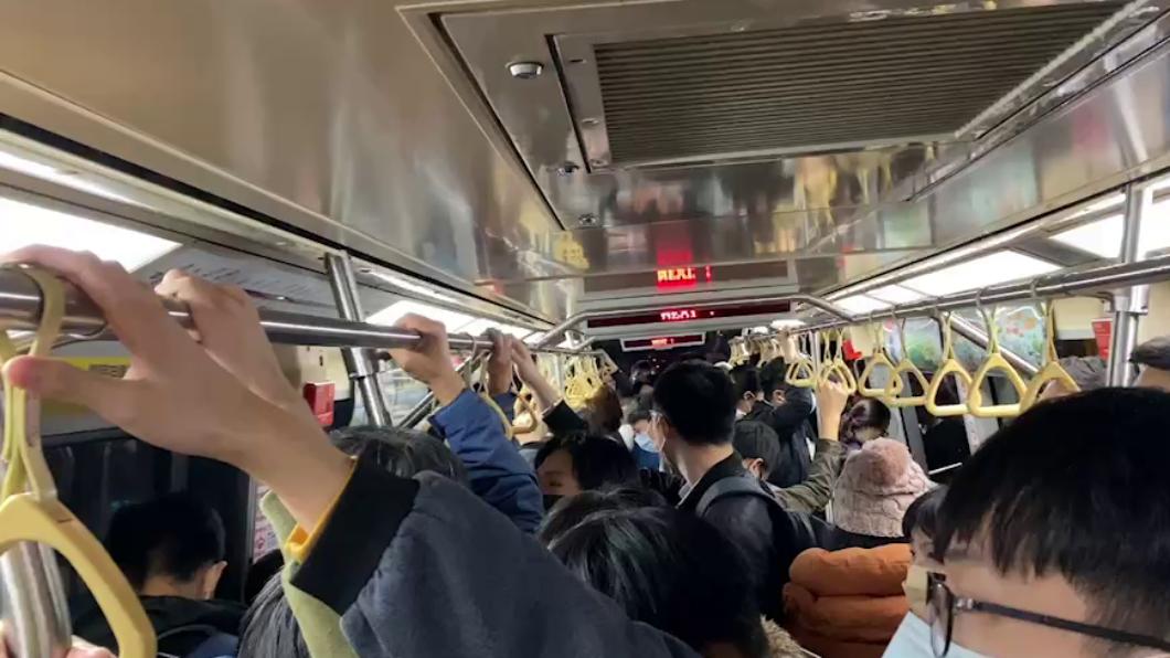台北捷運文湖線列車今日發生異常。（圖／TVBS）
