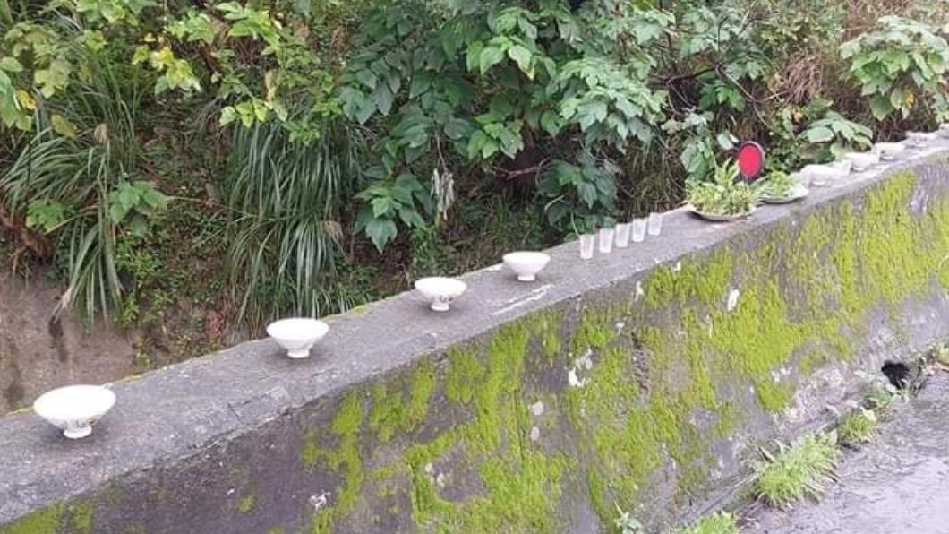 網友經過山區某路段時，發現路邊擺一排酒杯、飯碗。（圖／翻攝自爆料公社臉書）