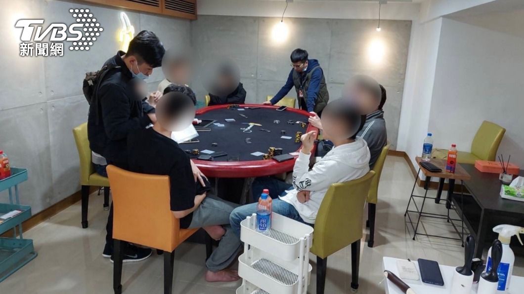 警登門查緝，讓牌桌上的賭客猝不及防 。（圖／TVBS）