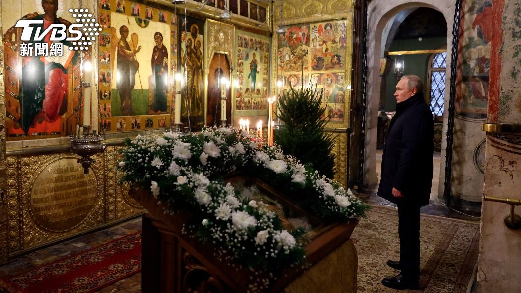 俄羅斯總統普欽獨自出席東正教耶誕節禮拜。（圖／達志影像美聯社）