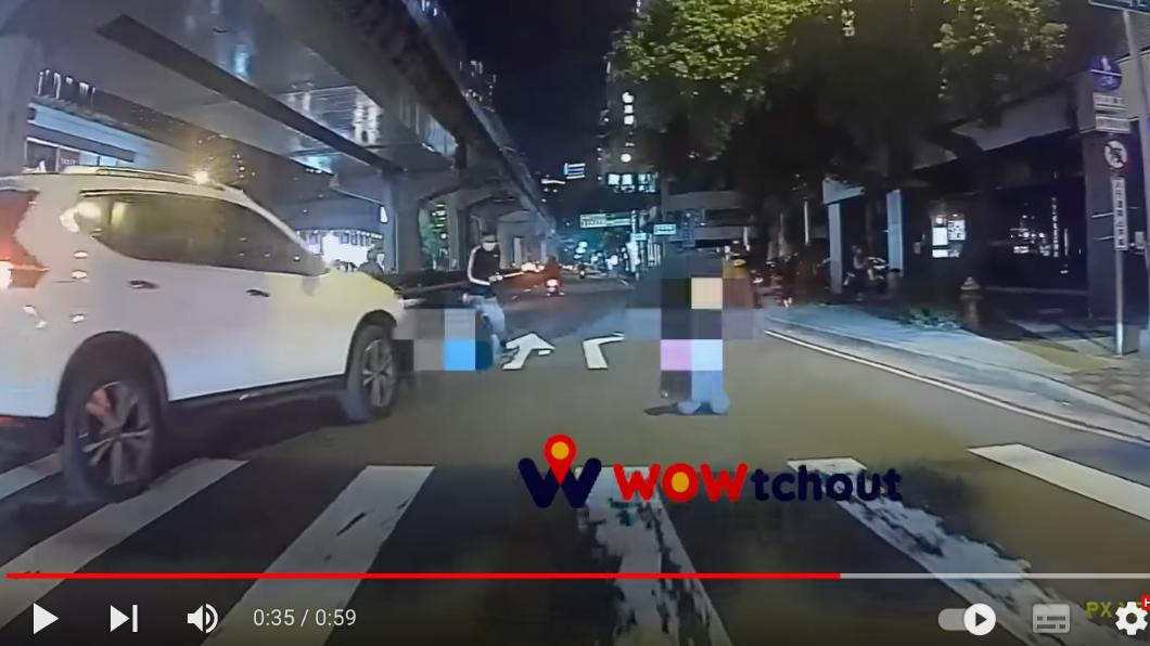 台中又發生行人過馬路遭撞事件。（圖／翻攝自WoWtchout - 地圖型行車影像分享平台YouTube頻道）