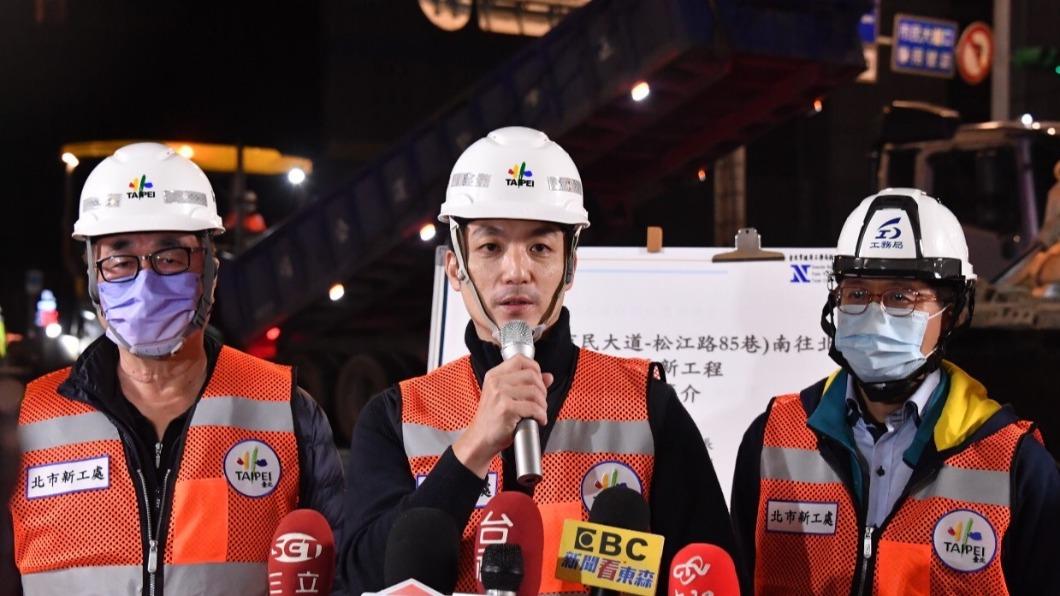 台北市長蔣萬安今（8）日凌晨視察上任首條松江路路平工程。（圖／北市府提供）