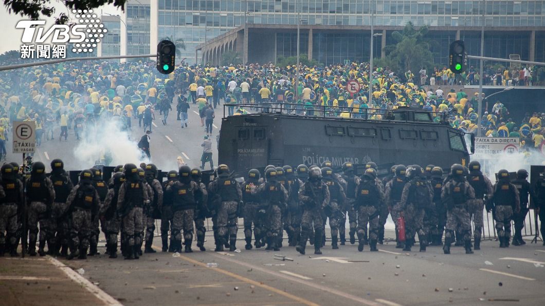 巴西前總統的支持者闖進國會示威。（圖／達志影像美聯社）