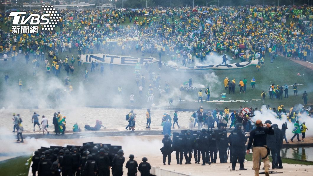 法新社表示，巴西安全部隊重新奪回國會大廈。（圖／達志影像路透社）