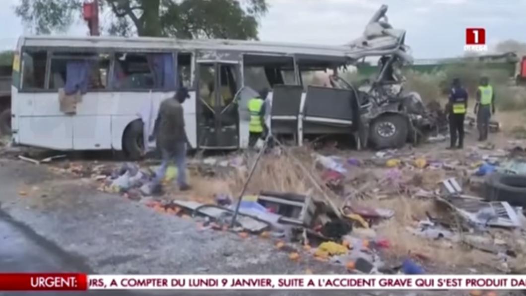 塞內加爾巴士對撞釀40人死亡。（圖／翻攝自路透社youtube）
