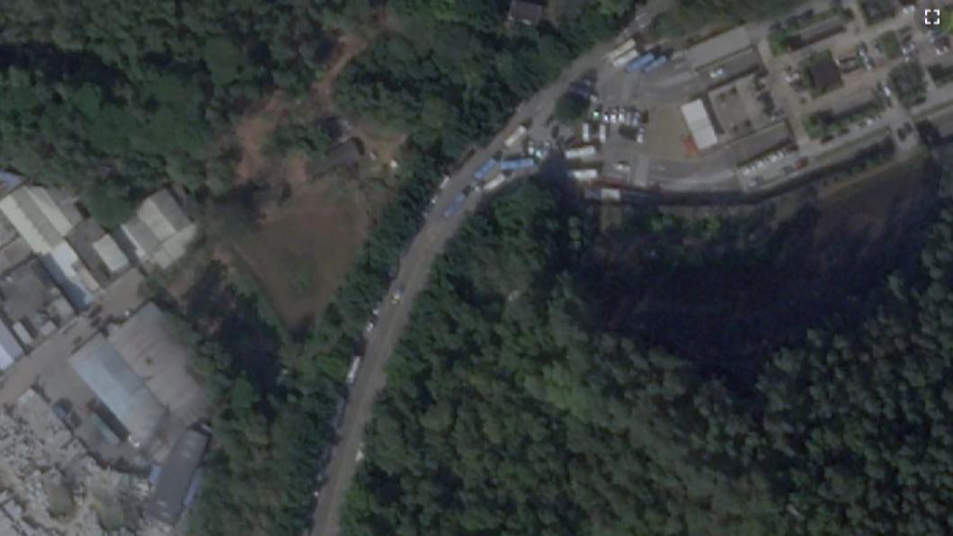 衛星圖顯示殯儀館外車輛雍塞。（圖／達志影像路透社）