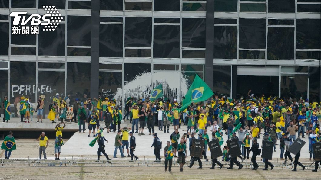 巴西前總統波索納洛支持者闖入國會總統府。（圖／達志影像美聯社）