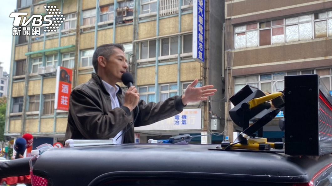 民進黨台北市立委補選候選人吳怡農今（9）日再站上掃街車進行謝票。（圖／方炳超攝）