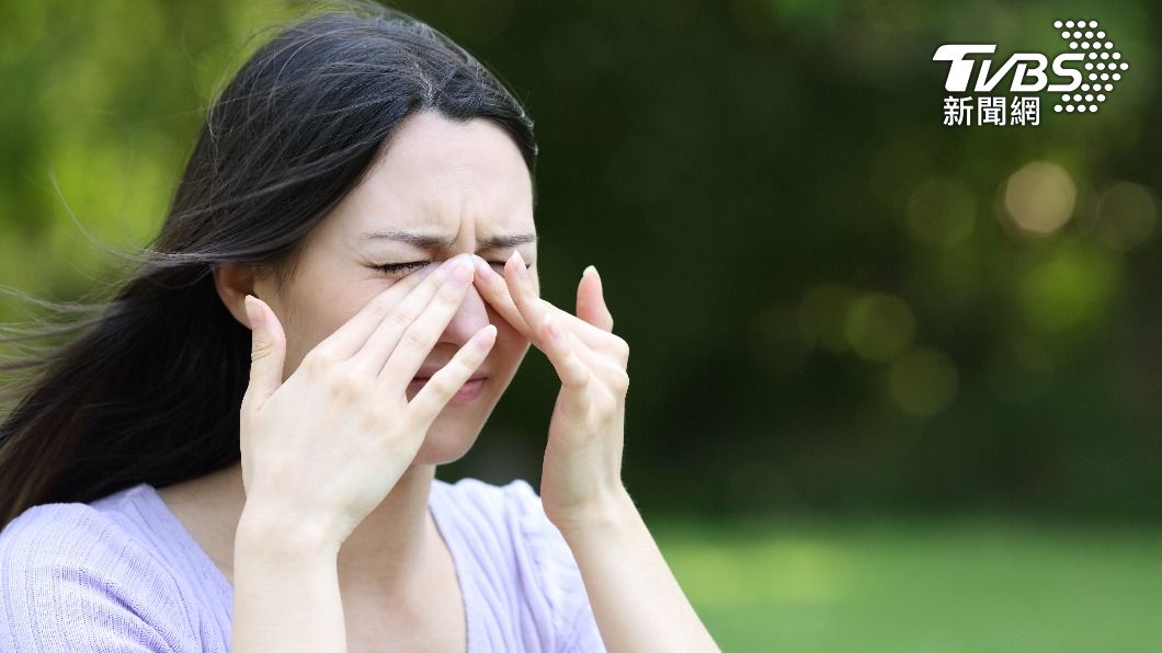 若亂揉眼睛可能增加感染新冠肺炎的風險。（示意圖／shutterstock達志影像）