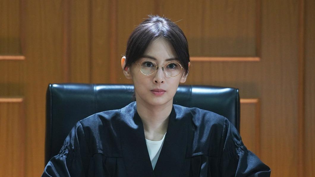 北川景子在《女神的教室》飾演法官兼實務家教員。（圖／friDay提供）