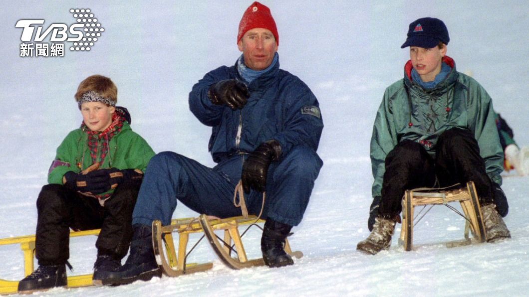 哈利王子（圖左）與哥哥威廉和父親查爾斯一同出遊滑雪。（圖／達志影像路透社）
